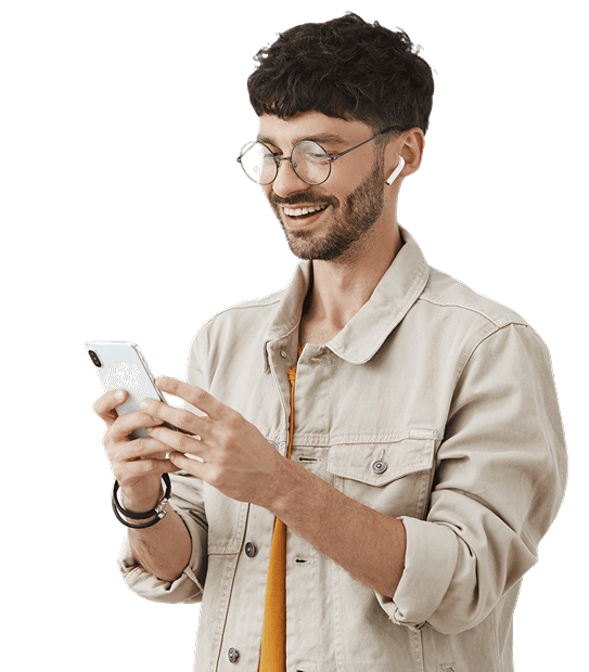 Homem utilizando o Whatsapp Farma